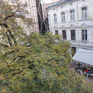 In The Center Of Проживание в семье